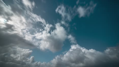 Schnell-Ziehende-Stürmische-Wolken-Am-Blauen-Himmel