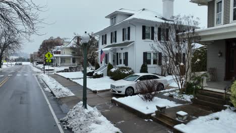 Luxuriöses-Weißes-Amerikanisches-Haus-In-Einem-Vorort