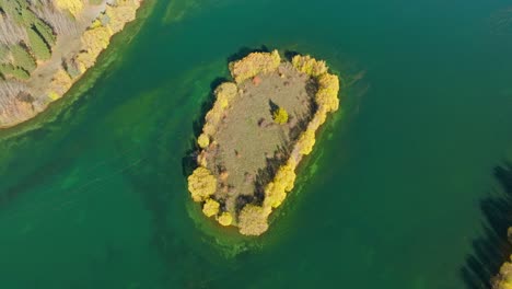 Pequeña-Isla-Del-Lago-Con-árboles-De-Color-Amarillo-Otoñal-En-La-Orilla-Del-Brazo-De-Wairepo