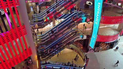 La-Magia-Visual-Enfatiza-El-Impresionante-Techo-De-Varios-Pisos,-El-Diseño-Interior-Y-Otras-Características-Arquitectónicas-Extraordinarias-Del-Centro-Comercial-En-Resorts-World-Genting-Cerca-De-Kuala-Lumpur,-Malasia.