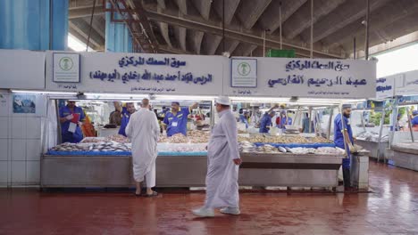 People-shop-at-Old-Central-Fish-market-in-Jeddah,-Saudi-Arabia