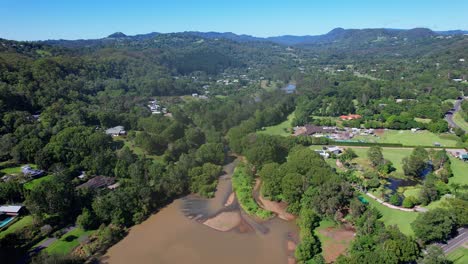 Vista-Aérea-De-Currumbin-Creek-Y-Currumbin-Creek-Road-En-Gold-Coast,-Australia