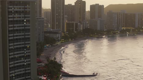 Hermosa-Toma-De-Establecimiento-De-Hoteles-Resort-Con-Vista-A-La-Playa,-Waikiki-Hawaii