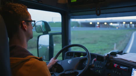 Blick-Aus-Der-Kabine-Eines-LKW-Fahrers-Auf-Der-Autobahn-In-Den-Niederlanden