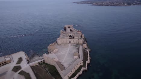 Luftaufnahme-Der-Burg-Maniace,-Ein-Befestigtes-Denkmal-Auf-Der-Insel-Ortigia,-Italien