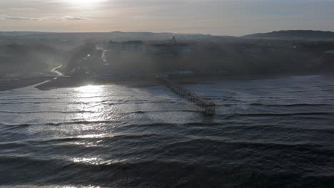 Drohnenaufnahme-Des-Saltburn-by-the-Sea-Piers-Und-Der-Stadt-An-Einem-Sonnigen-Tag