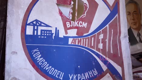 Altes-Zerstörtes-Plakat-Der-Kommunistischen-Zeitung-Komsolets-Im-Besitz-Des-Komsomol-Der-Ukraine-In-Der-Sperrzone-Von-Pripyat-In-Tschernobyl