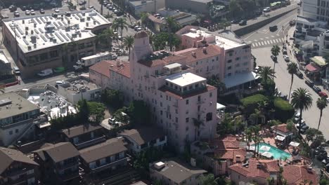 Aerial-View-Of-Iconic-La-Valencia-Hotel-Located-In-The-La-Jolla-community-of-San-Diego,-California