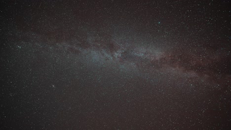 Vía-Láctea-En-El-Resplandeciente-Cielo-Nocturno-En-Un-Vídeo-Timelapse