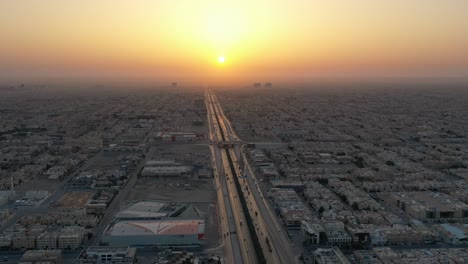 Nördliche-Ringstraße-Bei-Sonnenuntergang,-Riad,-Saudi-Arabien