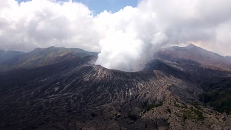 Imágenes-Aéreas-De-4.000-Drones-Del-Peligroso-Y-Estremecedor-Momento-De-Una-Erupción,-Con-Densas-Nubes-Sobre-El-Cráter-Del-Volcán-Activo,-El-Monte-Bromo