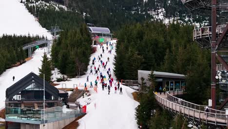 Un-Gran-Grupo-De-Esquiadores-Y-Practicantes-De-Snowboard-Van-Cuesta-Abajo-En-La-Estación-De-Esquí-De-Dolni-Morava.