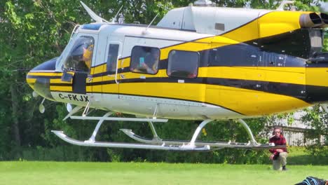 Yellowhead-Hubschrauber-Hebt-Vom-Boden-Ab