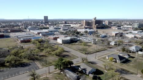 Centro-De-Abilene,-Texas,-Con-Video-De-Drones-Moviéndose-En-Plano-Amplio