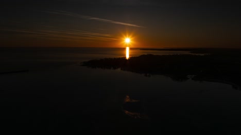 Sonnenuntergang-über-Ruhigem-Wasser-In-Der-Nähe-Von-Port-Colbourne-Mit-Lebhaftem-Himmel,-Zeitraffer
