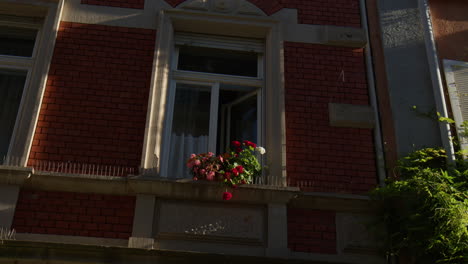 Traditionelle-Architektur-Mit-Blumen-Im-Fenster-In-Baden-Baden,-Deutschland