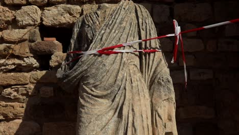 Fragmento-De-Una-Antigua-Estatua-Romana-En-Las-Ruinas-De-Cartago,-Túnez,-Con-La-Cálida-Luz-Del-Sol