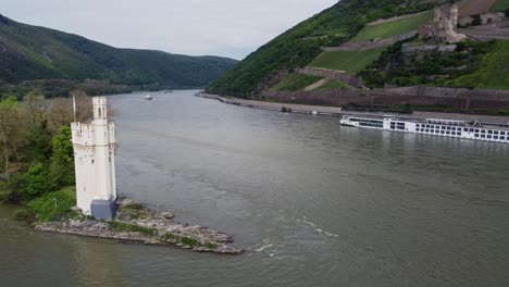 Passenger-Ship-cruising-historic-landmarks-along-Rhine-river-valley,-Germany