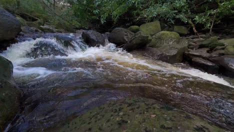 Cámara-Lenta-Flujo-Rápido-Río-Mahon-Montañas-Comeragh-Waterford-Irlanda