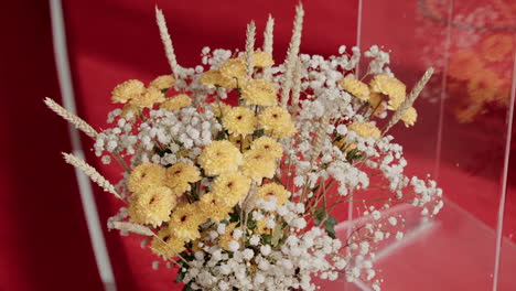 Eleganter-Blumenstrauß-Auf-Rotem-Hintergrund