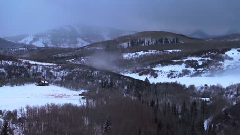 álamo-Temblón-Masa-De-Nieve-Condado-De-Pitkin-Cabaña-Desierto-Aéreo-Zumbido-Montañas-Rocosas-Colorado-Basalto-Carbondale-Monte-Sopris-Granate-Campanas-Ashcroft-Independencia-Pase-Brumoso-Niebla-Nevado-Mañana-Nublado-Movimiento-Ascendente