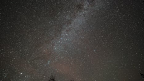 Cielo-Estrellado-Y-Vía-Láctea-En-El-Vídeo-Timelapse