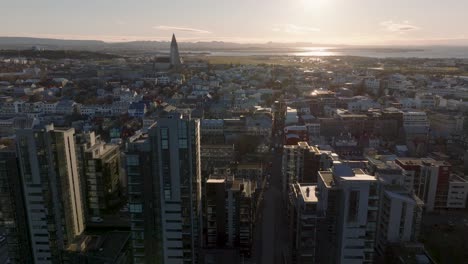 Skyline-Der-Hauptstadt-Islands-Bei-Strahlendem-Sonnenuntergang,-Reykjavik