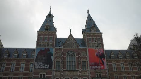 -Langsame-Neigung-Nach-Unten-Vor-Dem-Rijksmuseum-In-Amsterdam