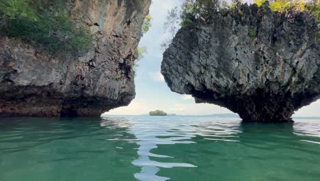 Kalksteinformation-Im-Süden-Thailands-Im-Meerwasser,-Klar