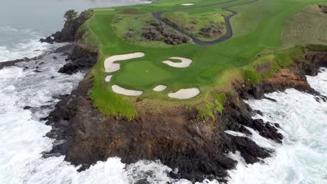 Kiesstrand-Golfplatz-Mit-Zerklüfteter-Küste-Und-Tosenden-Wellen,-Luftaufnahme