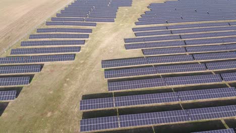 Panel-De-Granja-Solar-Energía-Verde-Plataforma-Rodante-Aérea-Inclinación-Día-Soleado