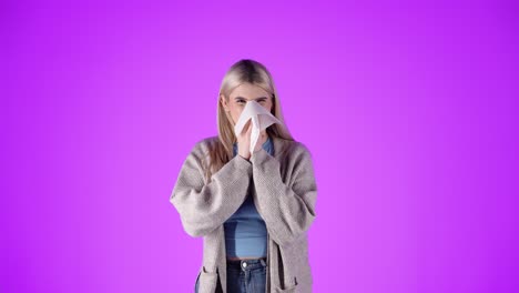 Mujer-Con-Fiebre-Del-Heno-Estornuda-En-Una-Servilleta,-Retrato-Aislado-Fondo-Púrpura