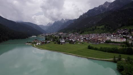 Aerial-toward-Auronzo-di-Cadore-village-within-the-Dolomites,-Italy