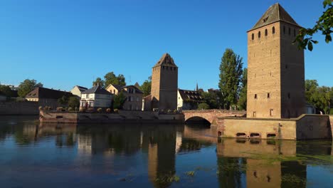 Die-Ponts-Couverts-Sind-Eine-Reihe-Von-Drei-Brücken-Und-Vier-Türmen,-Die-Eine-Verteidigungsanlage-Bilden,-Die-Im-13.-Jahrhundert-Auf-Dem-Fluss-Ill-In-Der-Stadt-Straßburg-In-Frankreich-Errichtet-Wurde