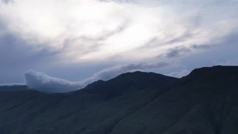 Majestad-Del-Despertar:-Nubes-Del-Amanecer-Sobre-El-Acantilado-De-La-Montaña