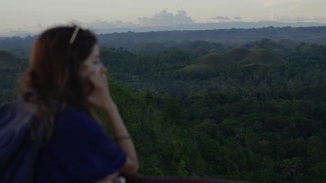 Mujer-Joven-Fuera-De-Foco-Contemplando-Las-Colinas-De-Chocolate-Bohol-En-La-Selva