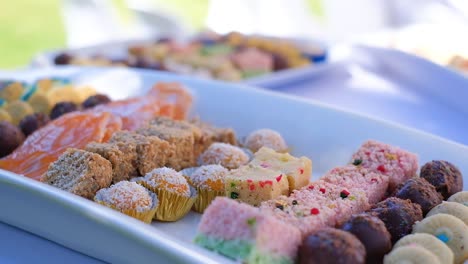 Auswahl-An-Indischen-Süßigkeiten,-Die-Bei-Der-Hochzeitsfeier-Serviert-Werden