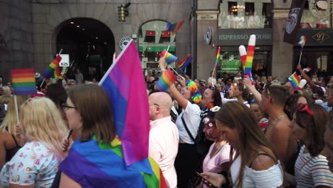 Jóvenes-De-Fiesta-En-El-Desfile-Del-Orgullo-Gay-De-Estocolmo-2019,-Slomo