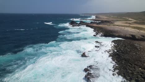 Aruba-Küste-Mit-Wellen,-Die-Entlang-Der-Ostküste-Brechen