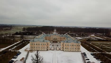 Schloss-Rundale,-Lettland,-Baltikum,-Europa,-Drohnenansicht