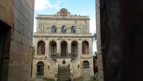 Villa-Barroca-Abandonada-En-Un-Pequeño-Pueblo-De-Rabat-Paisaje-Apocalíptico-Del-Edificio-En-Un-Estado-Ruinoso