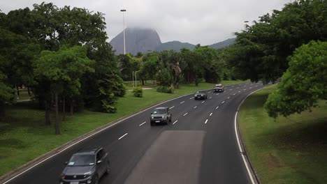 Agentes-De-Policía-Protegen-Un-Convoy-De-Delegados-Del-G20-Seguidos-Por-Varios-Vehículos.