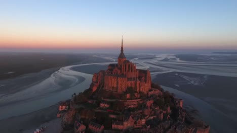 Insel-Mont-Saint-Michel-In-Der-Abenddämmerung,-Normandie-In-Frankreich