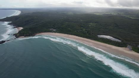 Panoramic-View-Of-Broken-Head-Beach-With-Scenic-Seascape-In-Byron-Bay,-NSW,-Australia---Drone-Shot