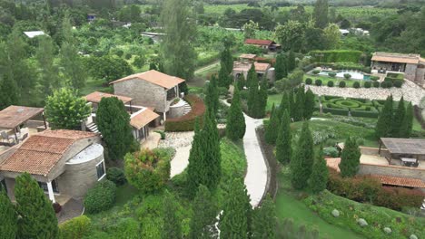 Häuser-Im-Italienischen-Stil-„La-Toscana“-Mit-Umliegenden-Gärten-In-Einem-Resort-In-Ratchaburi,-Thailand