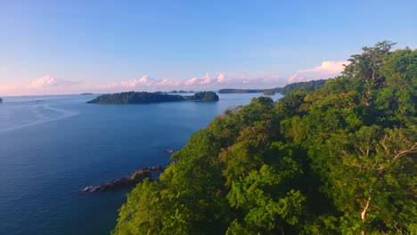 Tiefflug-über-Den-Baumbestandenen-Wald-Auf-Einer-Halbinsel,-Die-Teil-Der-Isla-Paridas-In-Panama-Ist,-Um-Eine-Ruhige-Bucht-Ohne-Vor-Anker-Liegende-Boote-Zu-Enthüllen