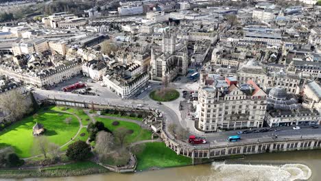 Centro-De-La-Ciudad-De-Bath,-Reino-Unido,-Retroceso-Aéreo-De-Drones,-Revelación-Inversa