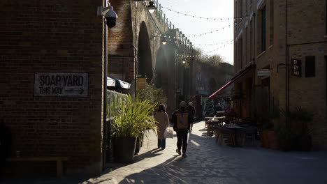 La-Gente-En-El-Mercado-Callejero-Ropewalk-En-Maltby-Street,-Bermondsey,-Londres,-Inglaterra,-Reino-Unido.