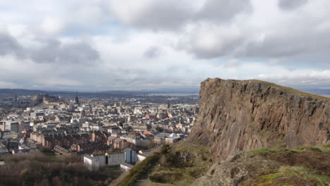 Blick-Auf-Die-Skyline-Der-Stadt-Edinburgh-Vom-Arthur&#39;s-Seat-Hill-In-Edinburgh