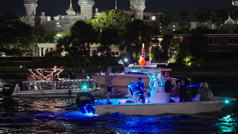 Festlich-Beleuchtete-Boote-Bei-Der-Parade-Auf-Dem-Hillsborough-River-In-Der-Nacht-In-Tampa,-Florida